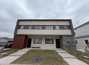 Casa · 125m² · 4 Ambientes · 2 Cocheras · Casa con Jardin a Estrenar en Venta en Springpark Pilar Duplex