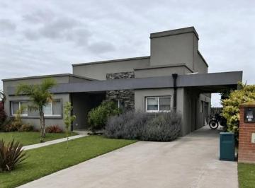 Casa · 200m² · 5 Ambientes · 2 Cocheras · Casa en Alquiler San Sebastian