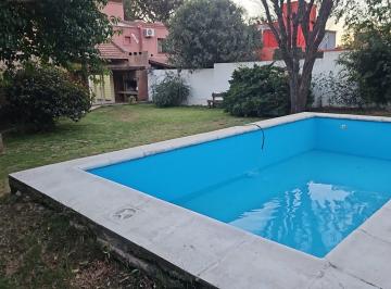 Pileta · Hermoso y Amplio Chalet en Villa Belgrano