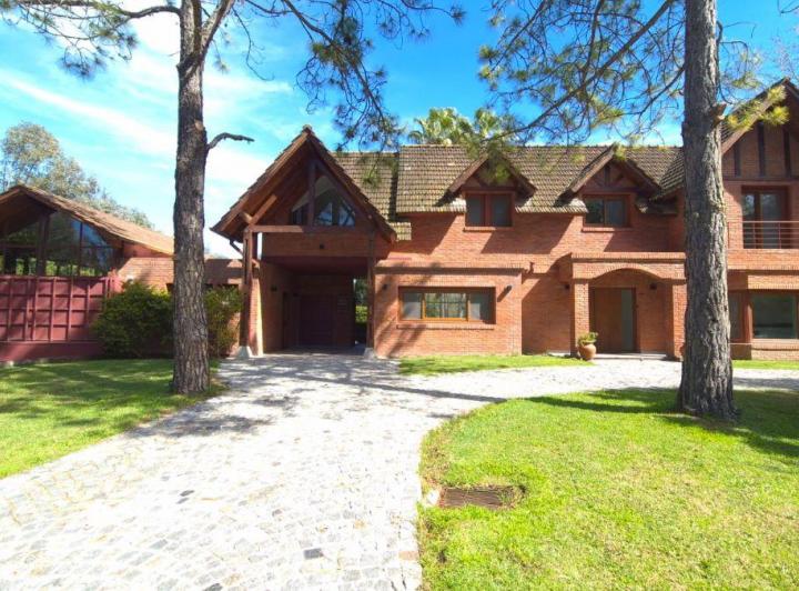 Casa · 390m² · 9 Ambientes · 2 Cocheras