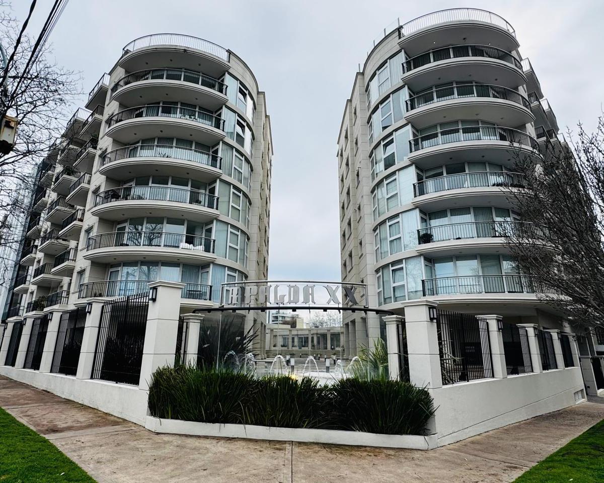 Excelente semipiso de 4 ambientes al frente con doble balcon y terraza propia de 100 mts con piscina privada