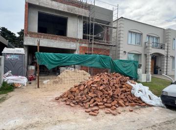 Casa · 200m² · 4 Ambientes · 1 Cochera · Casa - Brisanova