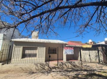Casa · 110m² · 6 Ambientes · 1 Cochera · Casa en Alquiler - 3 Dorm - Zona Sur