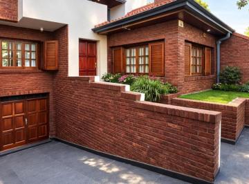 Casa · 250m² · 6 Ambientes · 3 Cocheras · Venta o Alquiler. Impecable Casa de 6 Ambientes. Zona Plaza Islas Malvinas