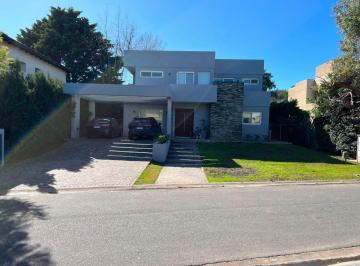 Casa de 5 ambientes, Almirante Brown · Venta de Exclusiva Residencia en Adrogué Chico, Lote N° 82.