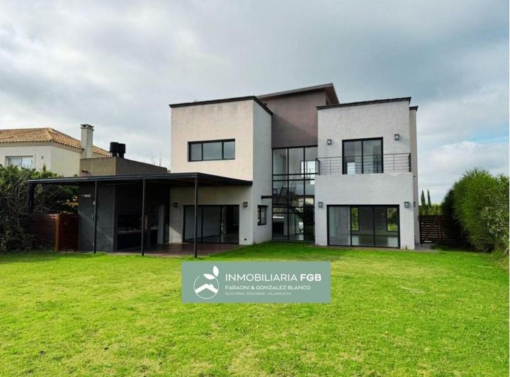 Casa · 246m² · 6 Ambientes · 4 Cocheras