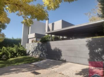 Casa · 199m² · 10 Ambientes · 2 Cocheras · Casa en Barrio Privado