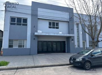 Local comercial · 1600m² · 30 Ambientes · 10 Cocheras · Local en 37 N° 125 E/117 y 118