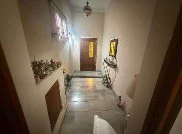 Casa · 410m² · 6 Ambientes · Casa en Avellaneda Apto Credito Cochera Patio 5 Dorm. Venta