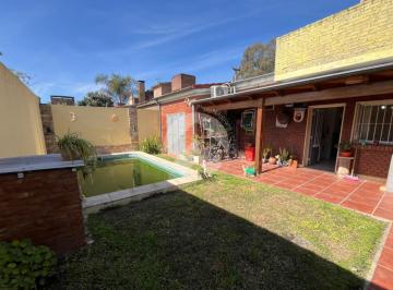 Casa · 144m² · 8 Ambientes · 1 Cochera · Casa 3 Dorm., Patio Verde, Galeria y Pileta