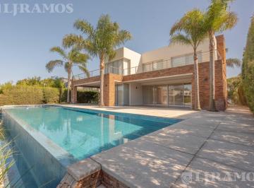 Casa · 450m² · 6 Ambientes · Casa a La Laguna con 4 Dorm. en Alquiler en Santa Barbara