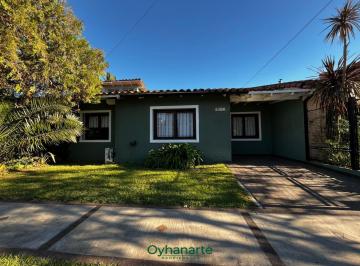 Casa · 178m² · 5 Ambientes · 1 Cochera · Chalet 5 Ambientes con Pileta y Quincho — Barrio Aeronáutico, Ituzaingó