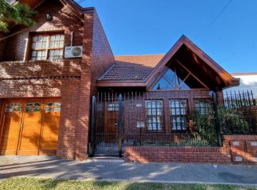 Casa · 287m² · 8 Ambientes · 3 Cocheras · Importante Chalet en Bernal Oeste