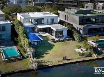 Casa · 408m² · 8 Ambientes · 3 Cocheras · Casa en Venta en El Golf, Nordelta, Tigre