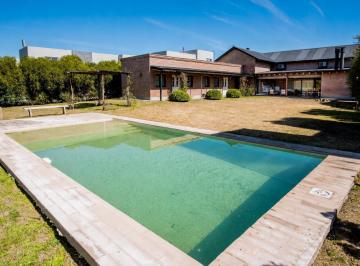 Casa · 200m² · 5 Ambientes · 2 Cocheras · Casa en Puerto Roldan