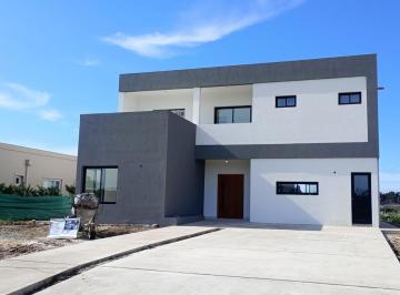 Casa · 280m² · 5 Ambientes · 3 Cocheras · Casa en Venta en Monet