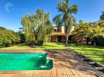 Casa · 298m² · 5 Ambientes · 3 Cocheras · En Venta. Residencia de Estilo Clasico Sobre 1.800 m² de en Barrio Pelufo Villa Luzuriaga