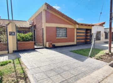 Casa · 143m² · 4 Ambientes · 2 Cocheras · Casa Barrio Las Compuertas - Las Heras