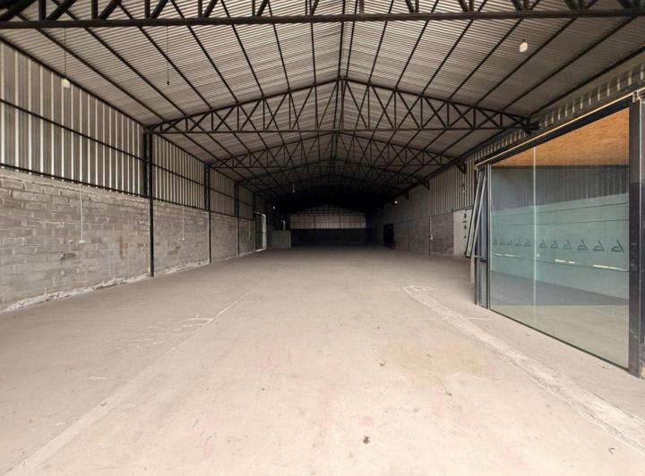 Bodega-Galpón · 750m² · 1 Ambiente · 4 Cocheras