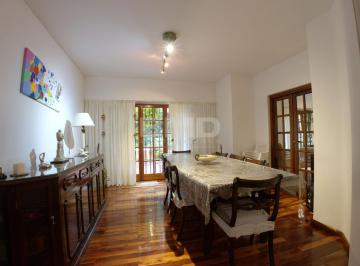 Casa · 240m² · 6 Ambientes · 1 Cochera · Casa en Lote Propio de 6 Ambientes.