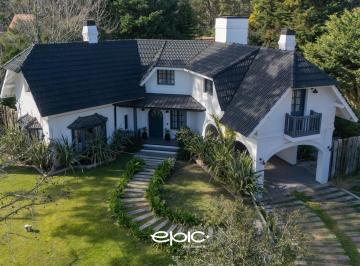 Casa · 220m² · 5 Ambientes · 1 Cochera · Casa 5 Ambientes en Venta Pinamar Centro