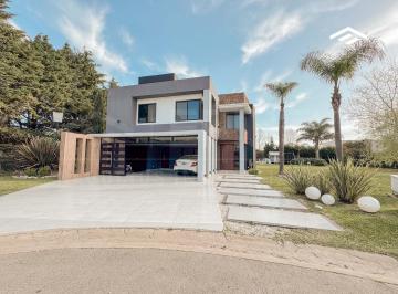 Casa · 271m² · 5 Ambientes · 2 Cocheras · Casa en Alquiler 5 Ambientes con Piscina - Los Naranjos Canning