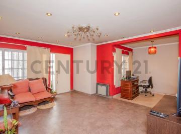 Casa · 140m² · 3 Ambientes · Casa 3 Ambientes con Jardín, Parrilla y Cochera en Loma Hermosa - Acepta Permuta