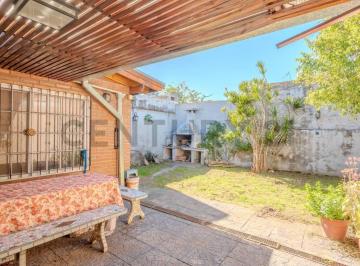 Casa · 140m² · 3 Ambientes · Casa 3 Ambientes con Jardín, Parrilla y Cochera en Loma Hermosa - Acepta Permuta
