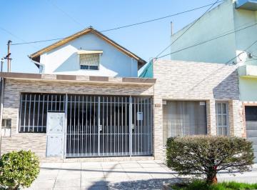 Casa · 207m² · 4 Ambientes · 1 Cochera · Casa 4 Amb. + Departamento 2 Amb. V. Madero