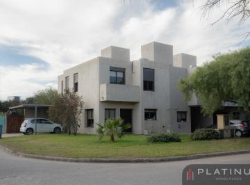 Casa · 166m² · 4 Ambientes · 2 Cocheras · Dúplex en Venta de 3 Dorm. con 2 Cocheras - Siete Soles