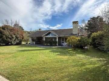 Casa · 155m² · 5 Ambientes · Casa en Las Praderas de Lujan con Fondo Al Golf