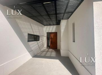 Casa · 135m² · 4 Ambientes · 2 Cocheras · Casa en Venta