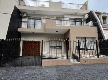 Casa · 358m² · 6 Ambientes · 1 Cochera · Espaciosa Casa en Caballito con Quincho y Pileta