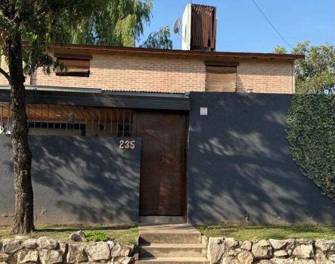 Casa · 160m² · 6 Ambientes · 2 Cocheras