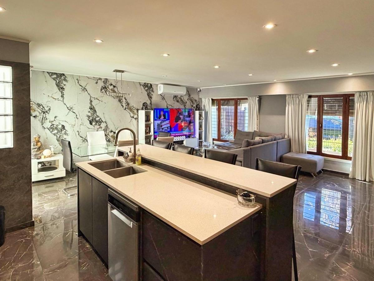 Casa 3 amb, 214m² con cochera y patio — Pinos de Anchorena