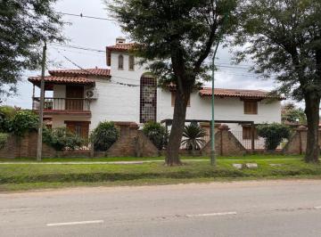 Casa · 320m² · 3 Ambientes · 4 Cocheras · Excelente Chalet en Venta en Santo Tomé