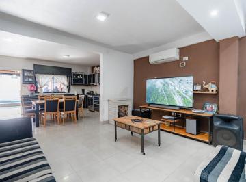 Casa · 66m² · 3 Ambientes · 1 Cochera · Casa de 3 Ambientes en Venta en Isidro Casanova