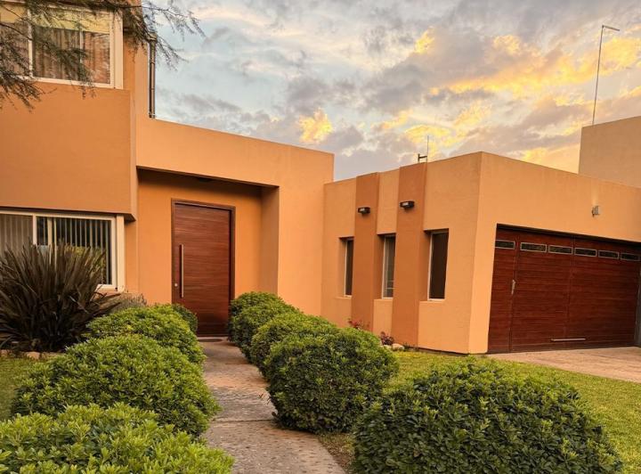 Casa · 228m² · 8 Ambientes · 2 Cocheras