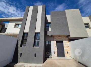 PH · 124m² · 4 Ambientes · 2 Cocheras · Venta de Duplex 3 Dorm. Apto Crédito en B° Los Platanos - Cipolletti