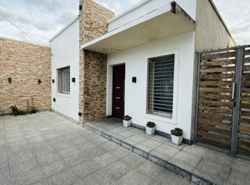 Casa · 81m² · 3 Ambientes · 1 Cochera · Casa en Venta 3 Ambientes en Calle Berazategui Centro Apto Credito