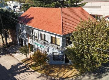 Casa · 180m² · 6 Ambientes · 2 Cocheras · Casa en Venta Multifamiliar, 3 Departamentos Totalmente Independientes 3 y 2 Ambientes con Cocheras
