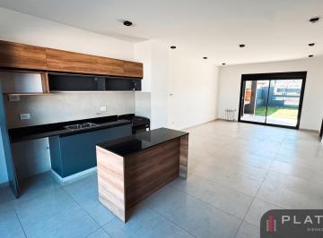 Casa · 140m² · 5 Ambientes · 1 Cochera · Duplex en Alquiler de 3 Dorm. - Nobu Town, Docta