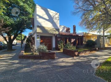 Casa · 195m² · 6 Ambientes · 2 Cocheras · Venta de Casa 3 Dorm. B° Manzanar - Cipolletti Apta Credito Hipotecario