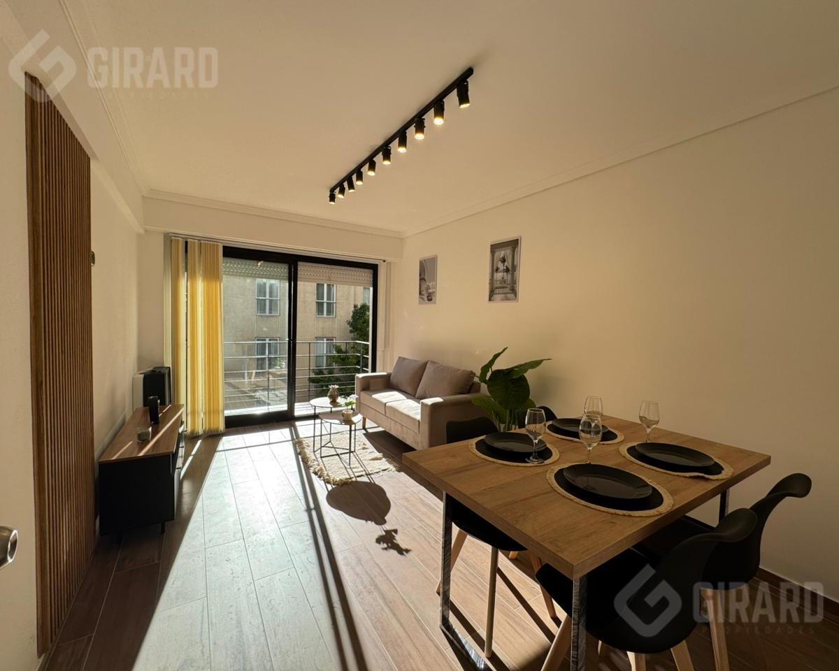 Venta de departamento de 2 ambientes a la calle con balcón saliente