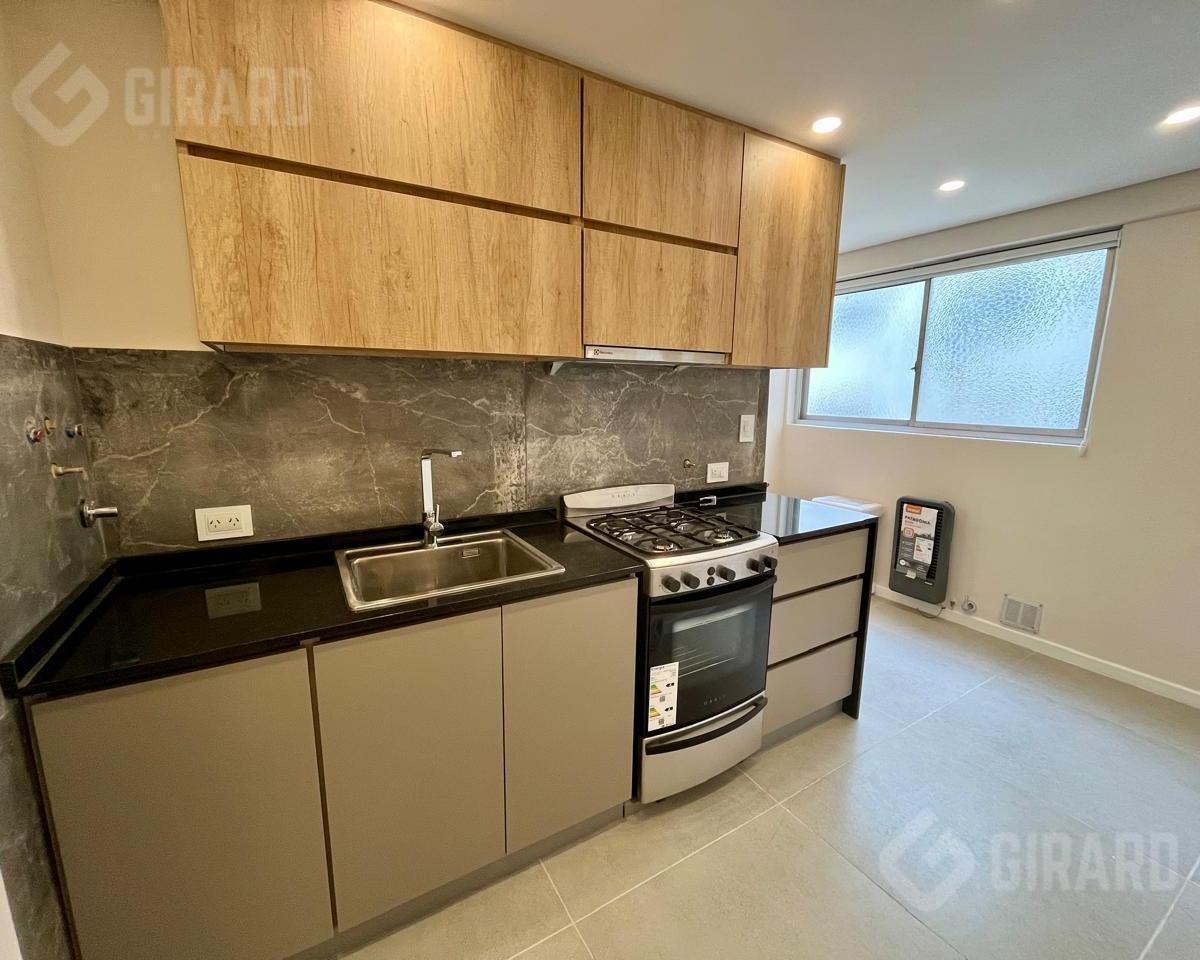 Departamento de 3 ambientes con dependencia de servicio y balcón, totalmente reciclado a nuevo
