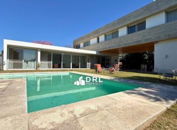 Casa · 451m² · 2 Cocheras · Casa en Los Cerezos