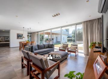 Casa · 451m² · 4 Dormitorios · 2 Cocheras · Casa en Los Cerezos