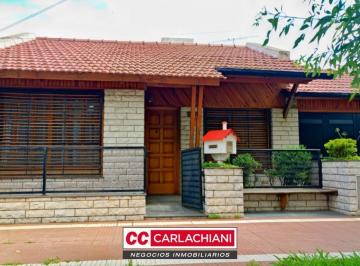 Casa · 3 Ambientes · 1 Cochera · Casa en Las Parejas