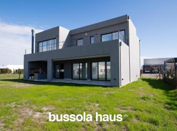 Casa · 327m² · 7 Ambientes · 4 Cocheras · Casa en Venta de 7 Ambientes con Amplios Espacios en Riberas Puertos Escobar