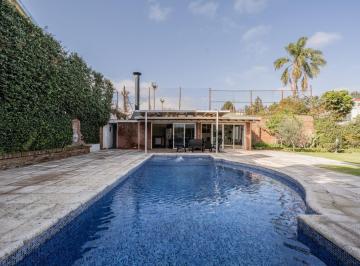 Casa · 412m² · 7 Ambientes · 3 Cocheras · Venta Casa en Vicente López con Gran Jardín, Quincho y Pileta